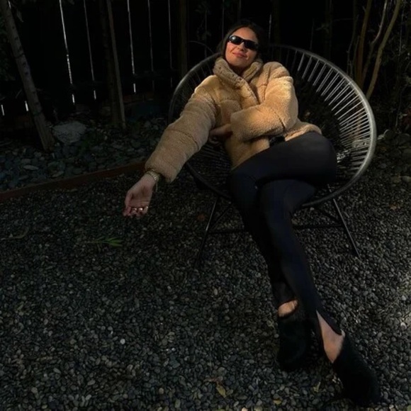 Alo Yoga Sherpa Snow Angel Puffer Camel M - Picture 12 of 15